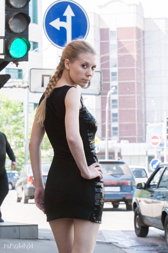 16P La guapa joven darerca se quita un vestido negro para posar desnuda