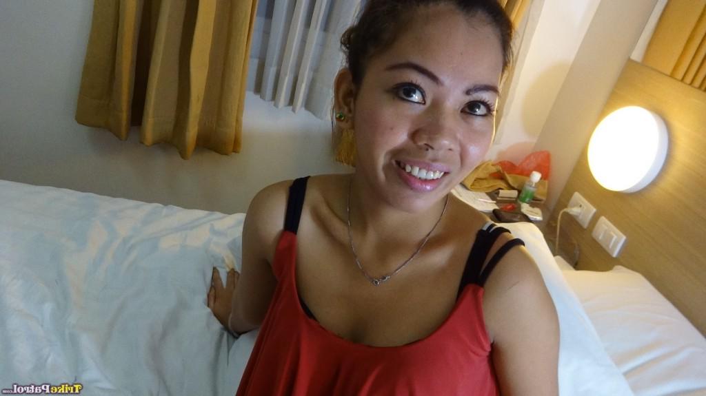 18P Un mec suit une jeune orientale sexy et sexy et cloue son vagin poilu.