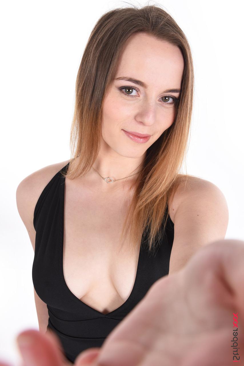 15P A garota sexy Jill toca sua buceta raspada depois de trabalhar sem um vestido preto