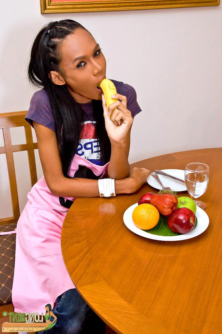20P Dona de casa transexual Mint fodendo banana e donut na cozinha