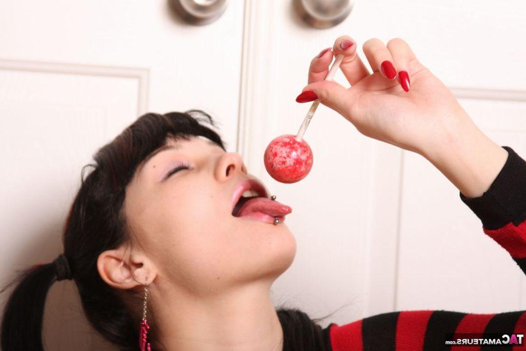 20P A linda amadora Susy Rocks exibe seu piercing na língua e nos mamilos com meias até os joelhos