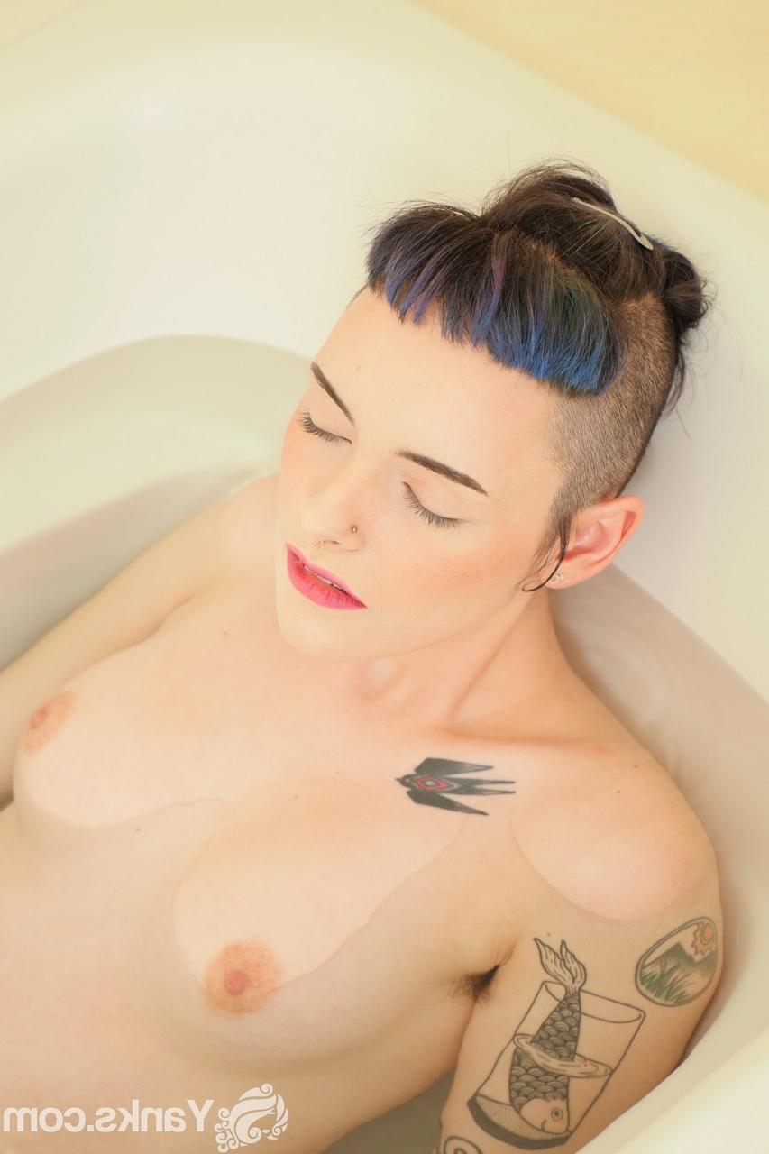 17P La medio calva laura francis complace a su castor peludo después del baño caliente