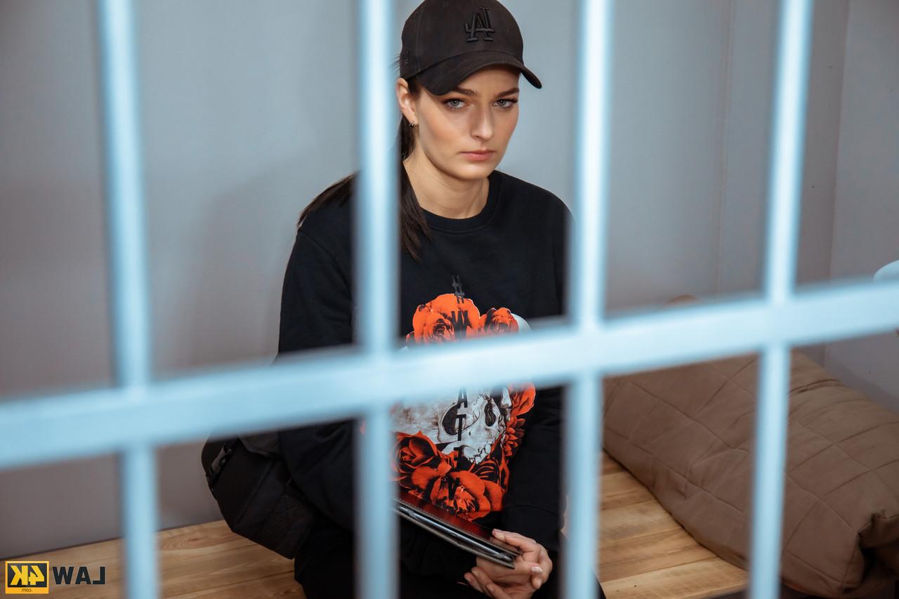 20P A presidiária sexy Leanne Lace sendo despida e fodida por um detetive