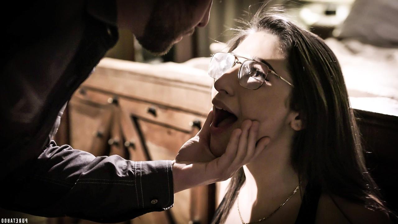 15P A garota caucasiana Abella Danger leva uma gozada de boca aberta depois de uma foda violenta