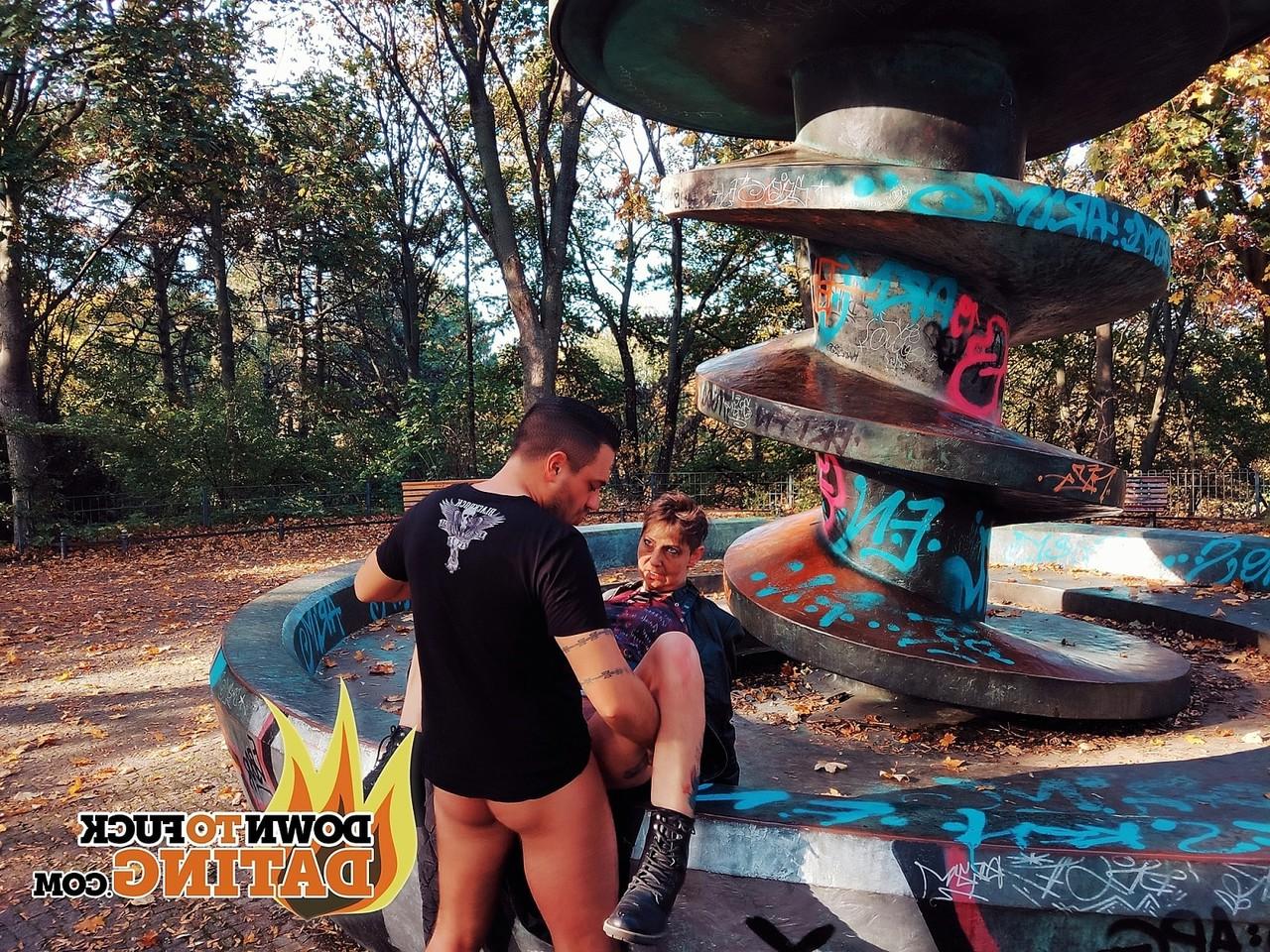 20P A ninfeta amadora selvagem Rubina sendo filmada e fodida no parque