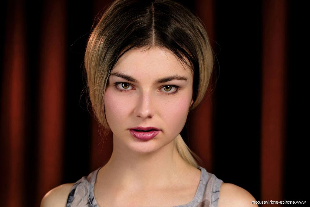 16P A bela adolescente Francesca Rose fica completamente nua durante um show solo