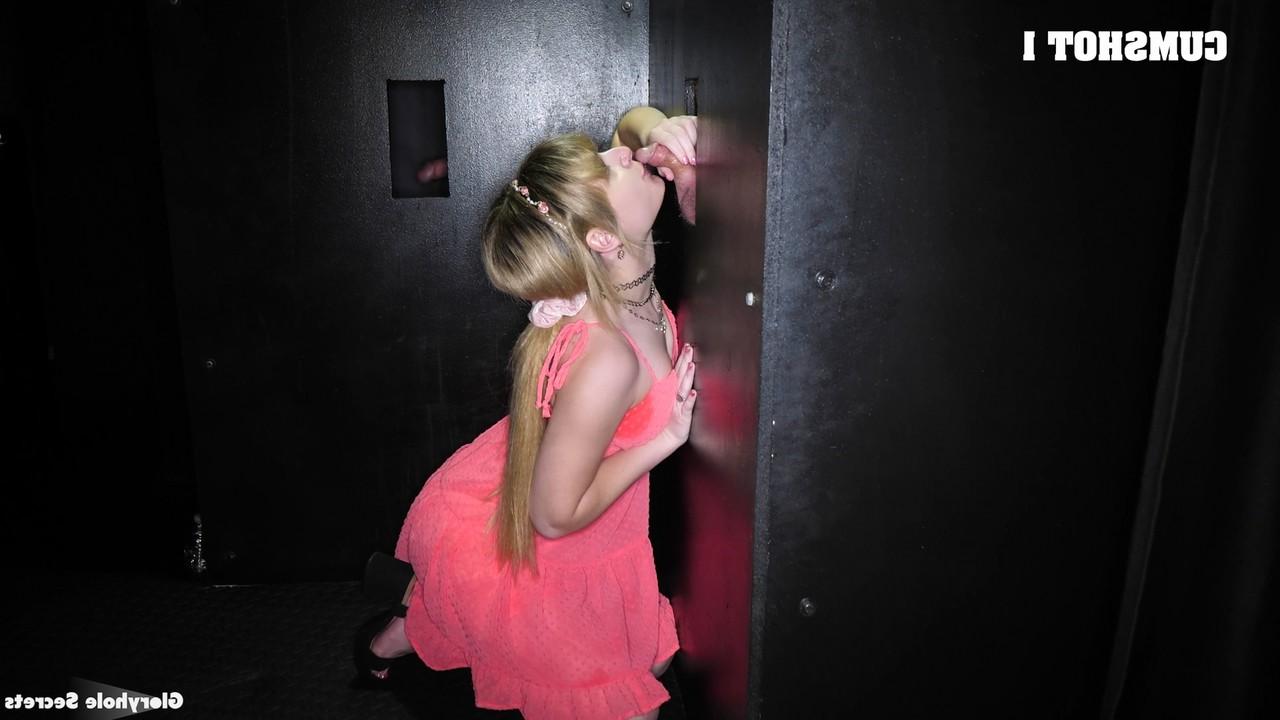 15P Das blonde Mädchen Evie Christian füllt sich an einem Gloryhole den Mund mit Sperma