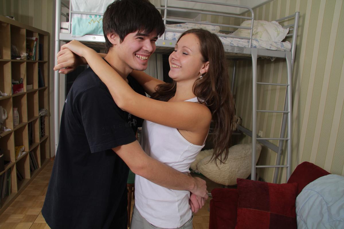 10P Casal jovem tem relações sexuais em um sofá em seu estúdio