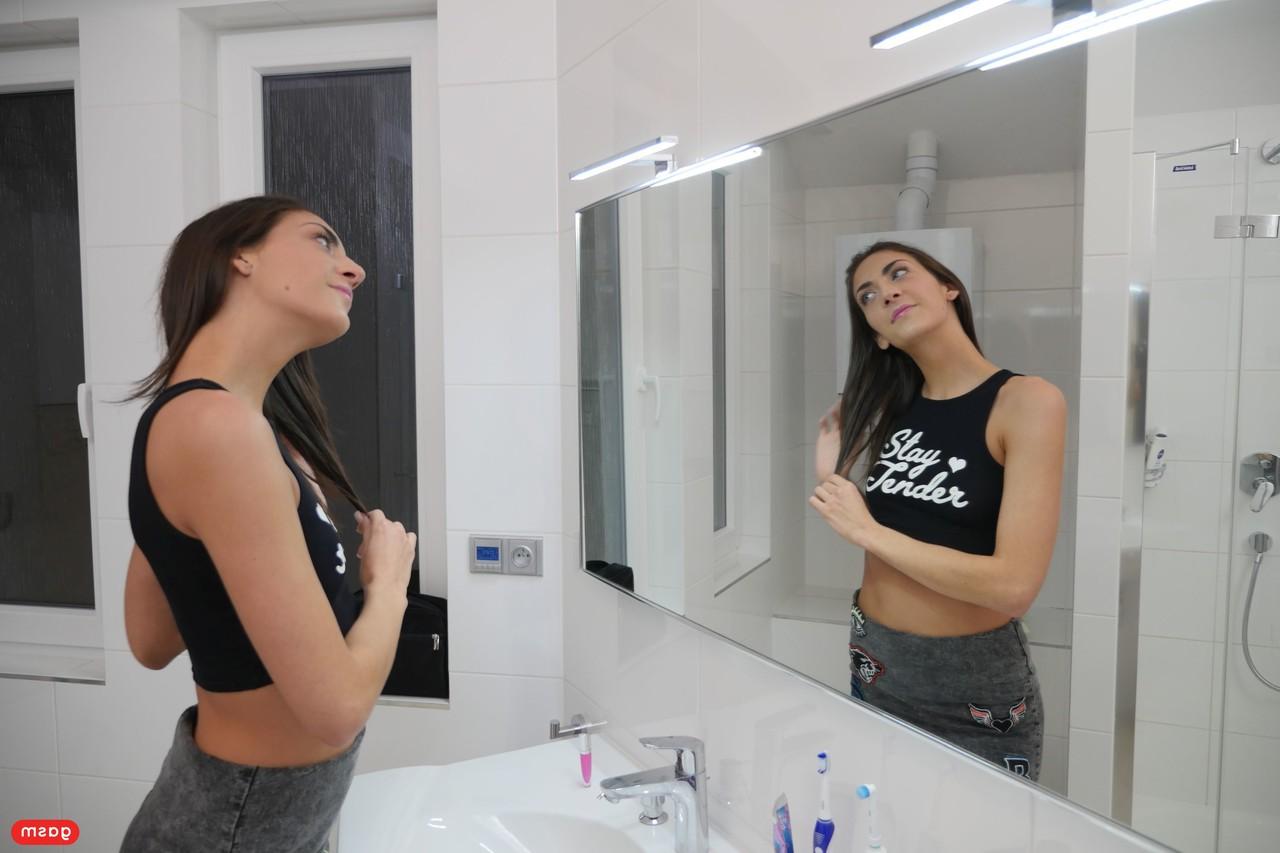 15P La sexy morena Miky Love muestra sus pequeñas tetas y disfruta del sexo duro