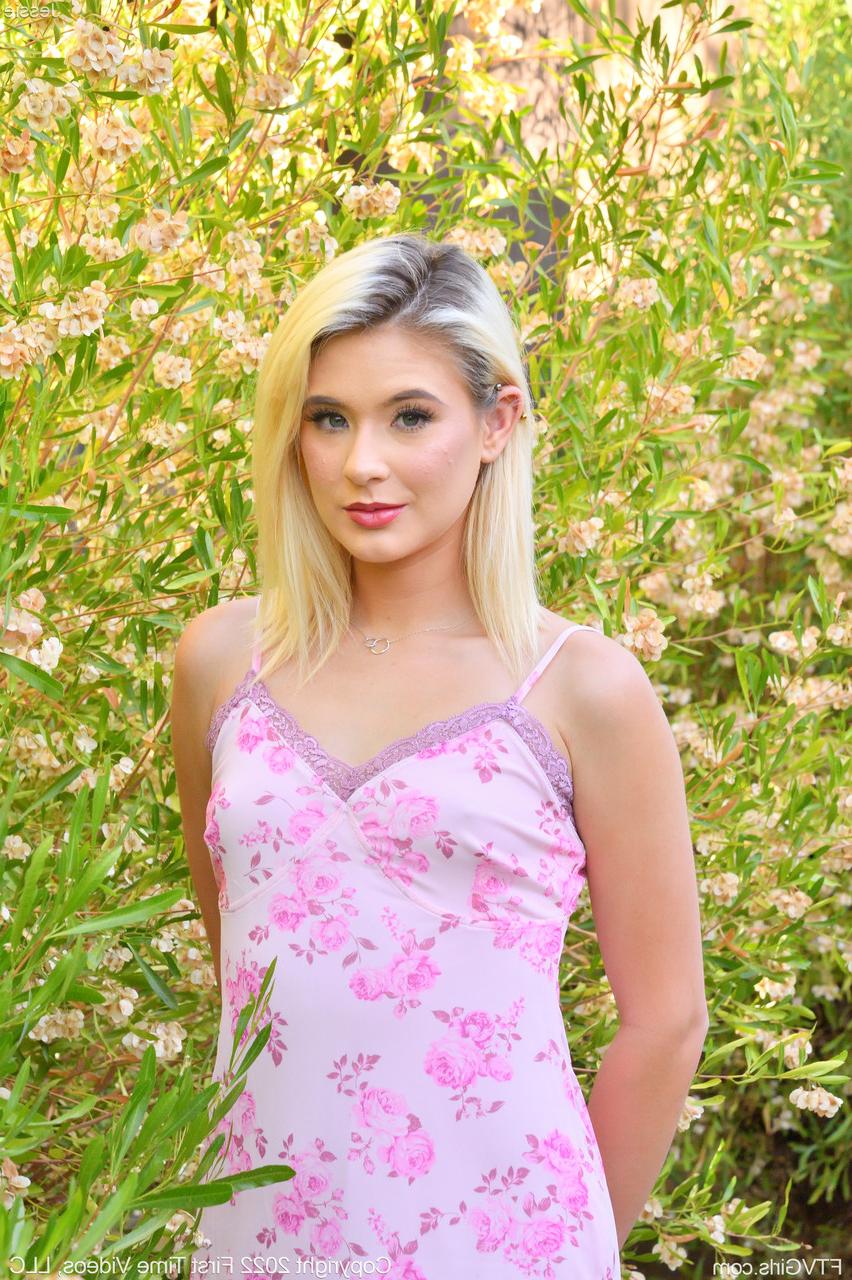 20P Glamour babe Jessie shows her tiny tits and her protruding labia outdoors