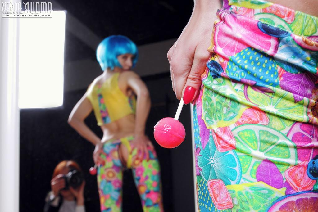 20P Garota sozinha com cabelo azul elétrico Tooya arrasa sua bela bunda nua