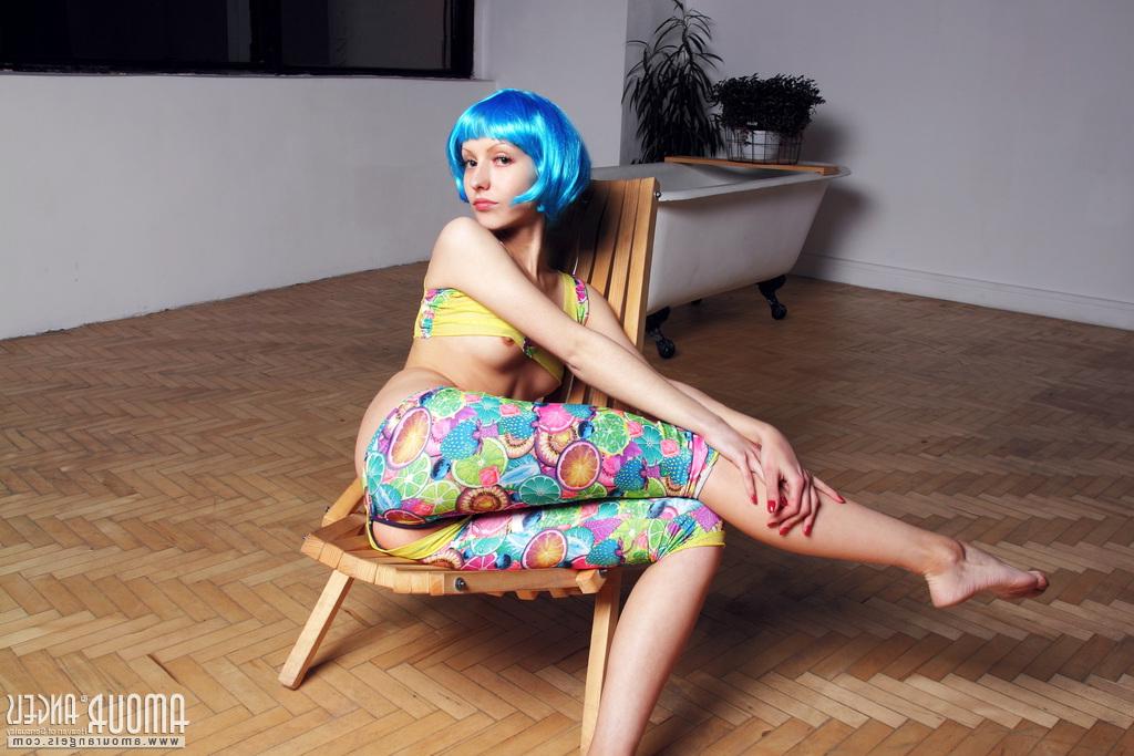 20P Garota sozinha com cabelo azul elétrico Tooya arrasa sua bela bunda nua