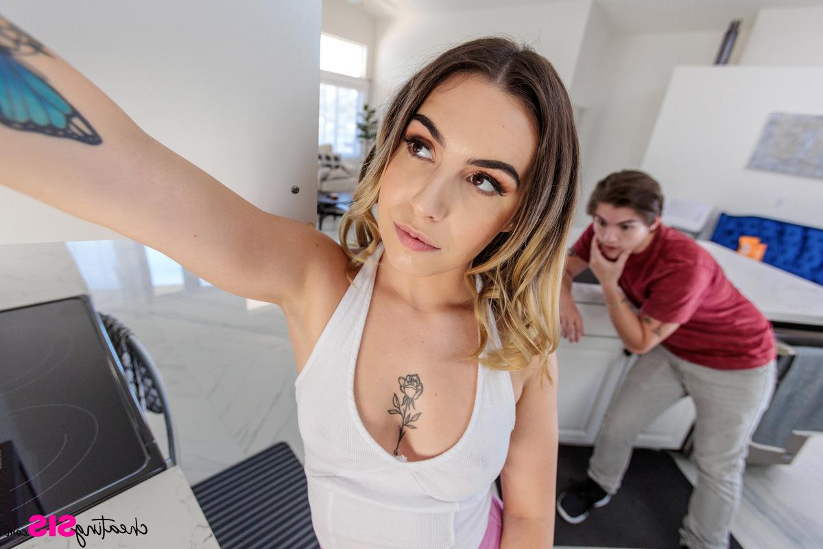 16P Chanel Camryn juega con su teléfono antes de tener sexo con su hermanastro