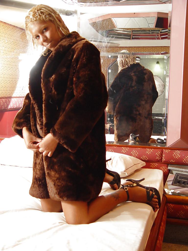 16P Stephanie Blondie, transsexuelle solo en ébène, dévoile ses petits seins et ses tatouages ​​de jeune.