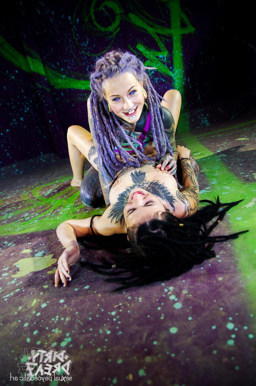 16P Heavily tattooed girls Anuskatzz and Valkyriz partake in lezdom play