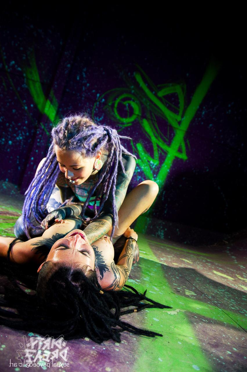 16P Heavily tattooed girls Anuskatzz and Valkyriz partake in lezdom play