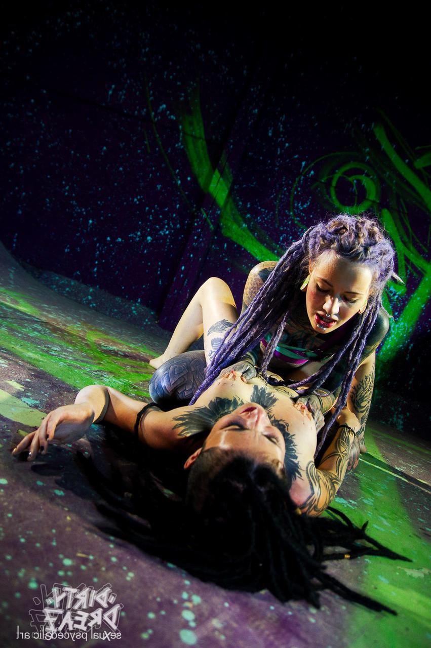 16P Heavily tattooed girls Anuskatzz and Valkyriz partake in lezdom play
