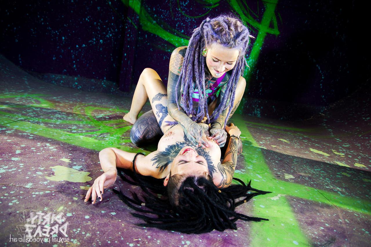 16P Heavily tattooed girls Anuskatzz and Valkyriz partake in lezdom play