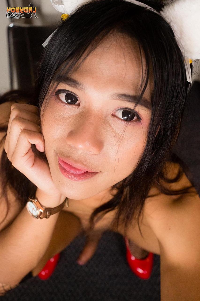 16P 小柄な体のブルネットのアジア人ニューハーフ、プラが網タイツでオナニー