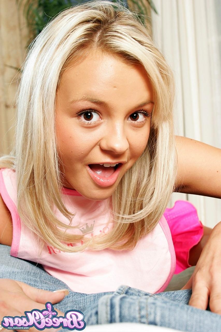 19P La star blonde américaine du porno Bree Olson dévoile ses gros seins et goûte au sperme.