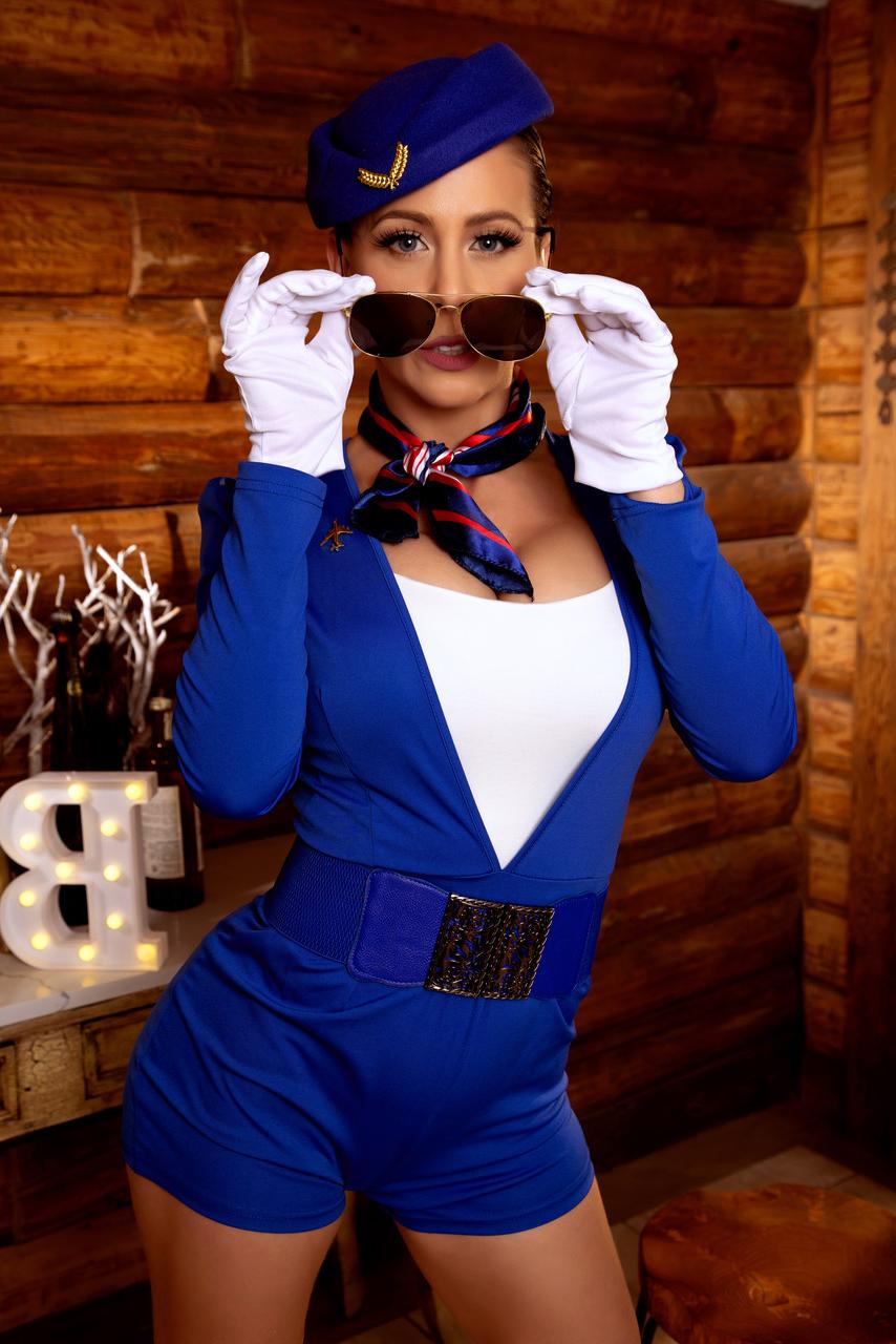 20P L'hôtesse de l'air sexy Cherie Deville enlève son uniforme et se masturbe.