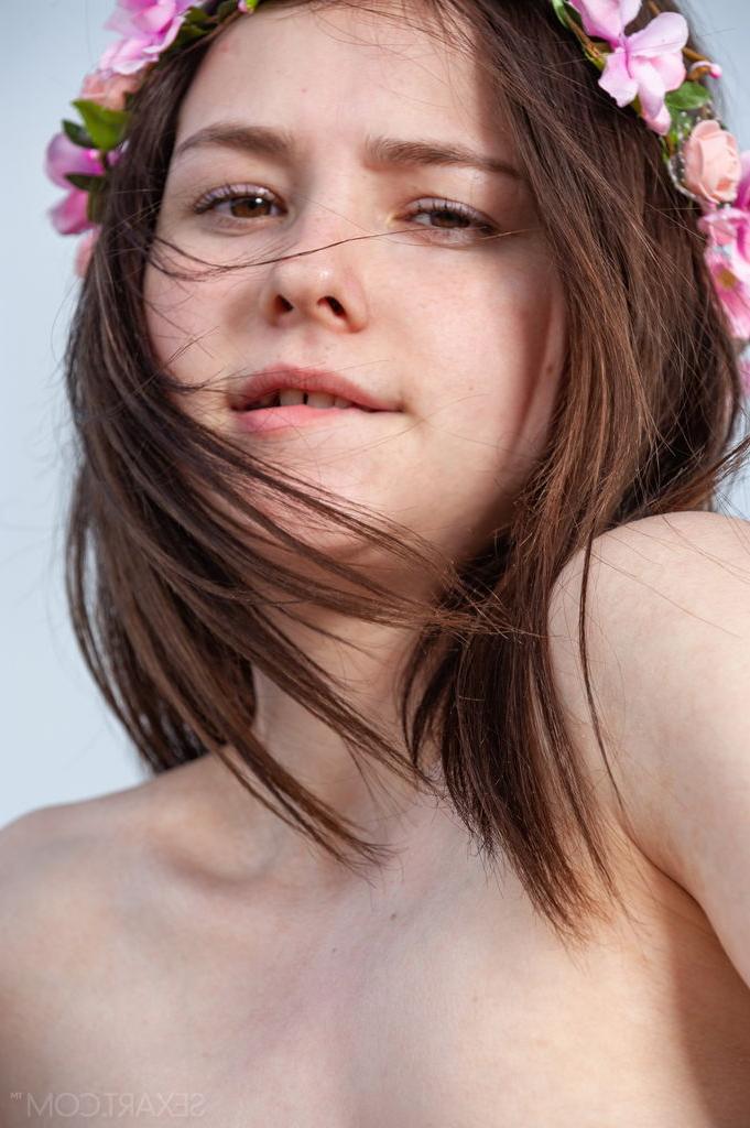 12P La dulce joven Matty se folla el coño con los dedos mientras lleva una corona de flores