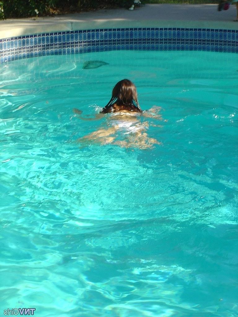 20P Kinky adolescente morena Charisma mostra seus seios naturais e brinca na piscina