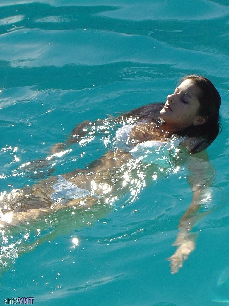 20P Kinky adolescente morena Charisma mostra seus seios naturais e brinca na piscina