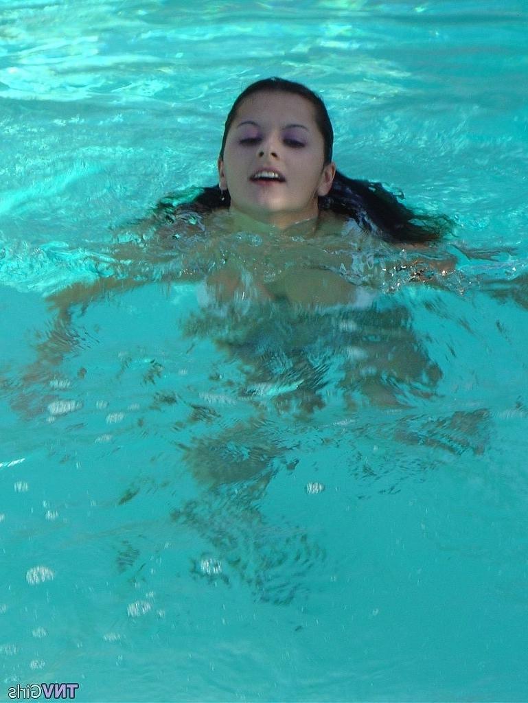20P Kinky adolescente morena Charisma mostra seus seios naturais e brinca na piscina