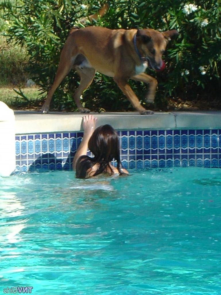 20P Kinky adolescente morena Charisma mostra seus seios naturais e brinca na piscina