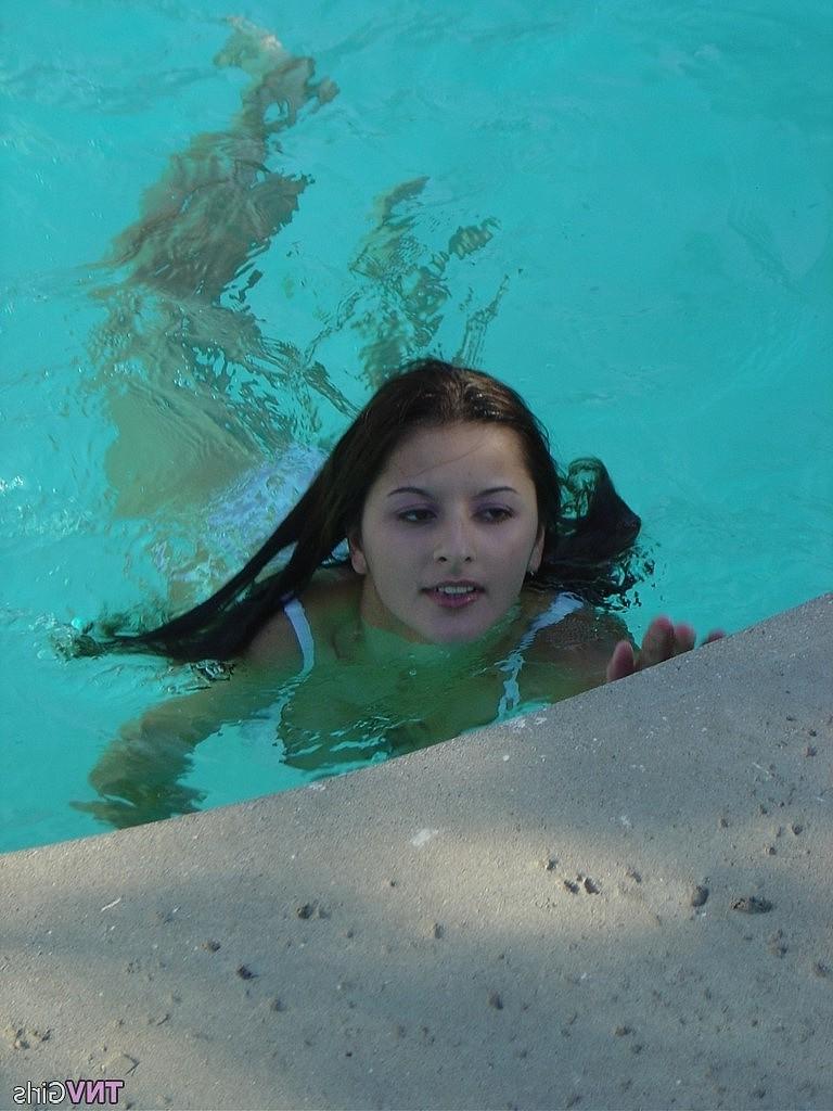 20P Kinky adolescente morena Charisma mostra seus seios naturais e brinca na piscina