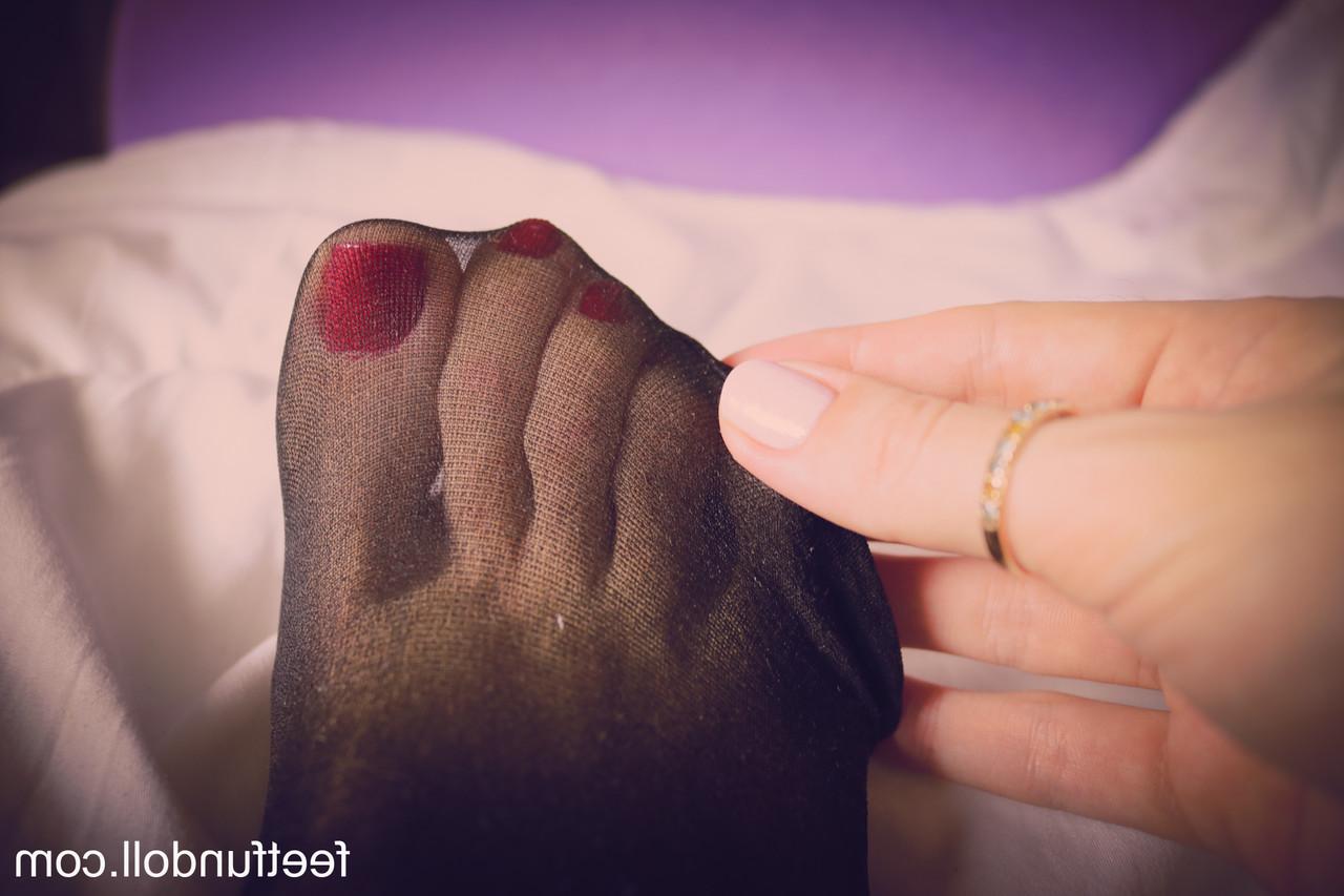 15P Glamorous brunette Lisa Dove teases with her stockinged feet and toes
