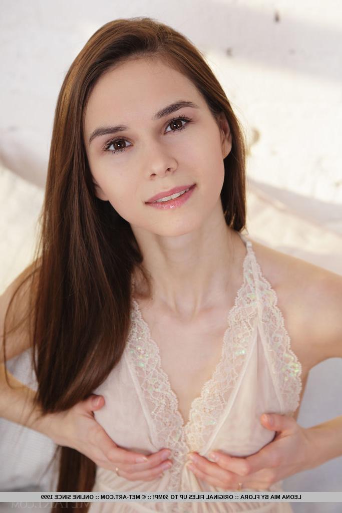18P Uma jovem simpática com cabelo comprido Leona Mia chupa um dedo antes de ficar nua
