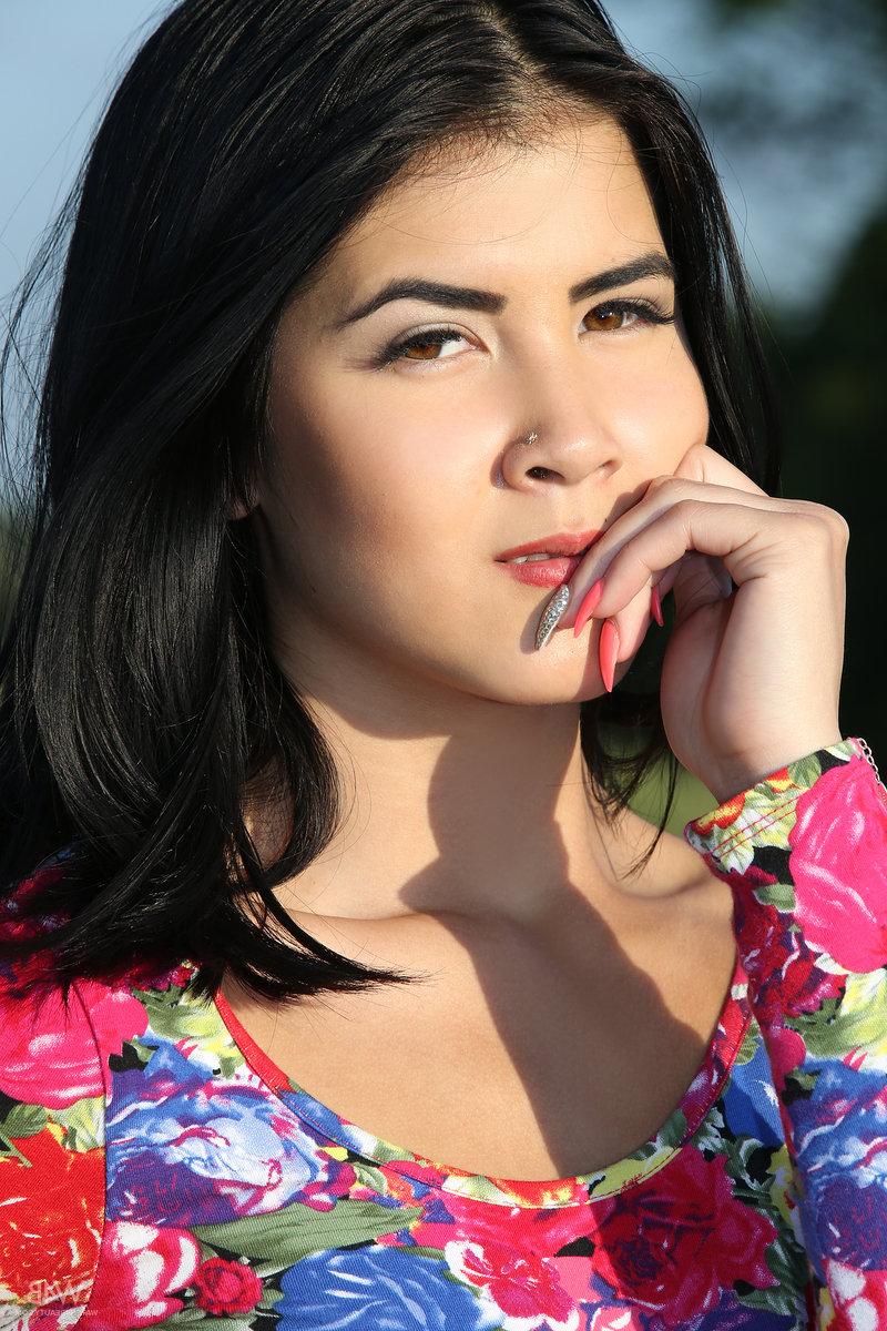 16P Das wunderschöne Teenager-Mädchen Lady Dee zieht ihren Strampler aus und macht sich ans Pinkeln