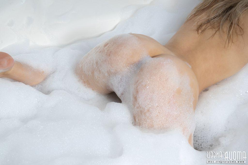 20P La jolie jeune Kata met en valeur son cul parfait tout en prenant un bain moussant.