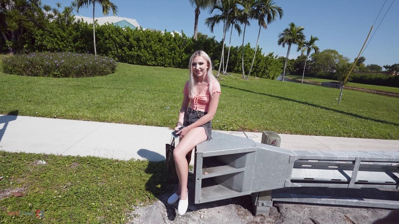 20P A adolescente loira magra Britt Blair é pega e transada em uma van
