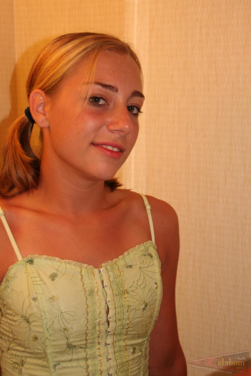 16P A jovem loira Krista se olha no espelho depois de ficar completamente nua