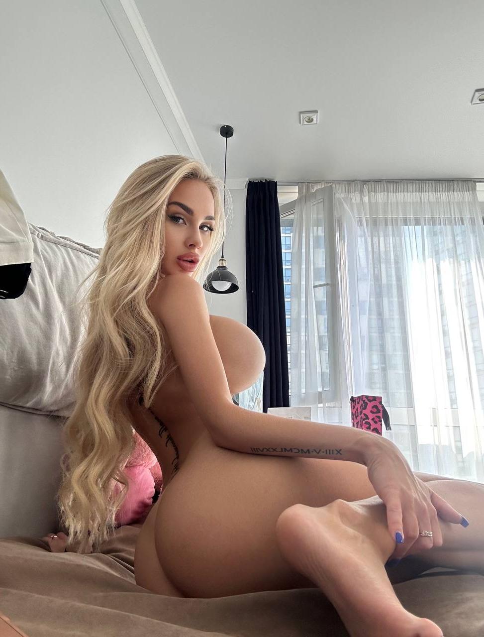 10P Skinny OnlyFans model Eliasa A showing her incredible curves on the bed