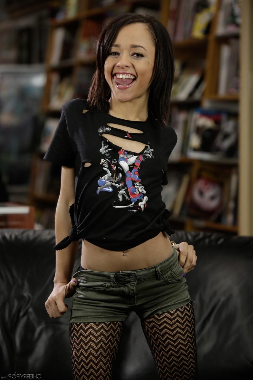 19P 小さな小さなホリー・ヘンドリックスと彼女の小さなおっぱい、無邪気な見た目の陰部と嫌いな人
