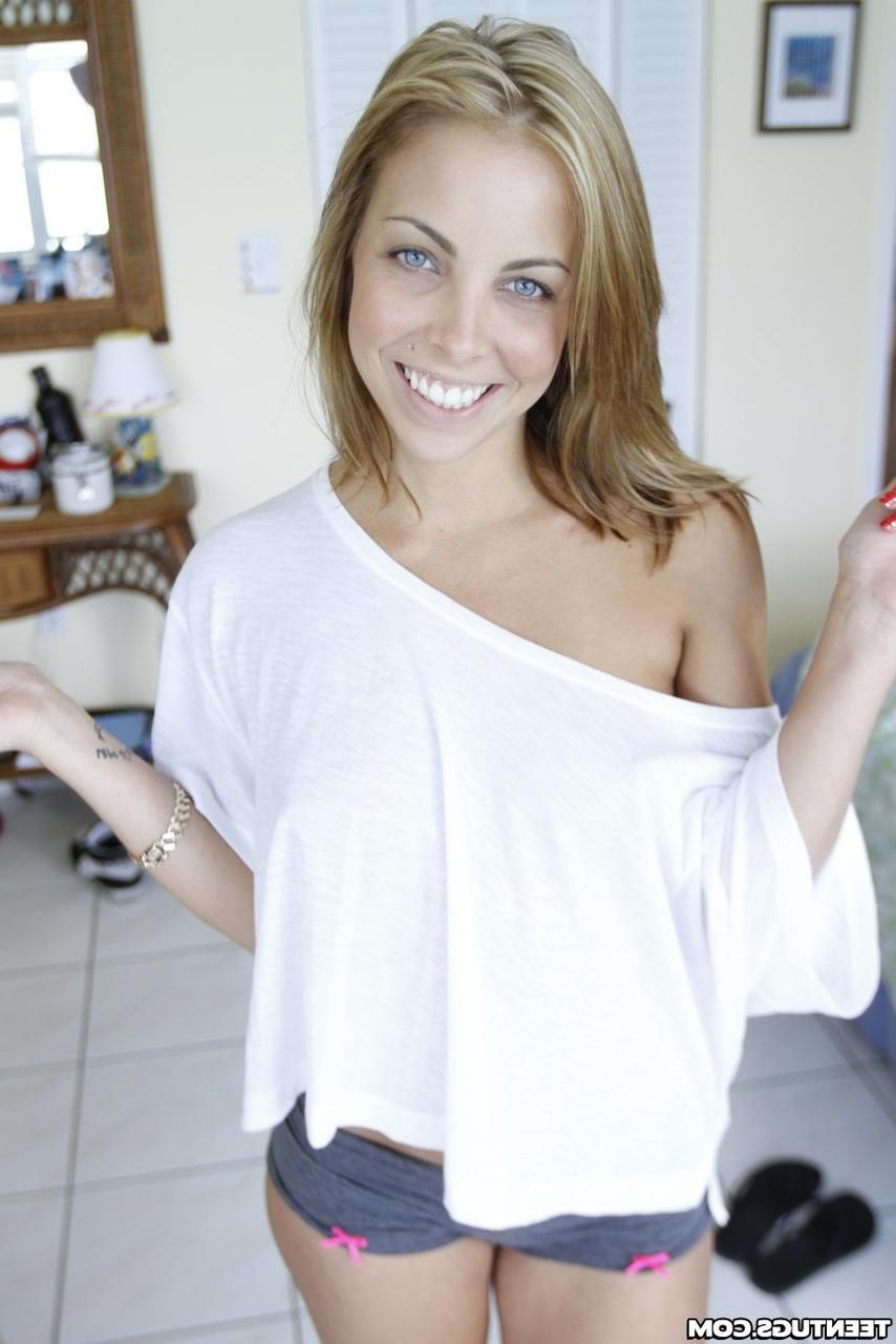 20P A vagabunda adolescente Krystal Banks sorri enquanto faz uma cabeça alucinante