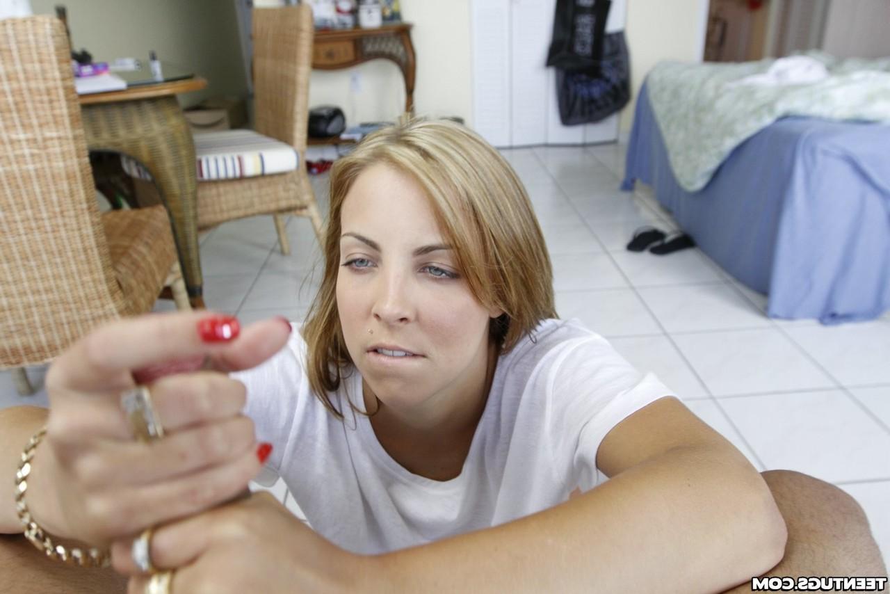 20P A vagabunda adolescente Krystal Banks sorri enquanto faz uma cabeça alucinante