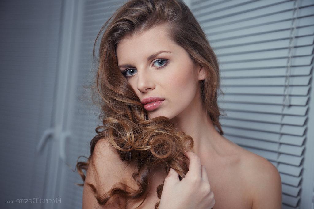 16P Sweet Teen Margita Lesna découvre les seins d'adolescents avant de montrer sa chatte douce