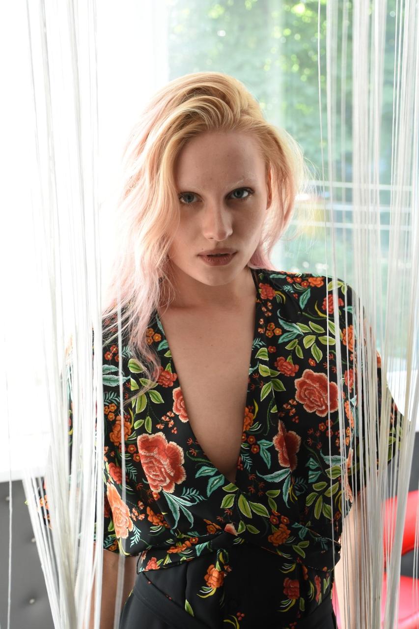 15P Gata amadora gostosa tira e toca seu corpo magro no casting