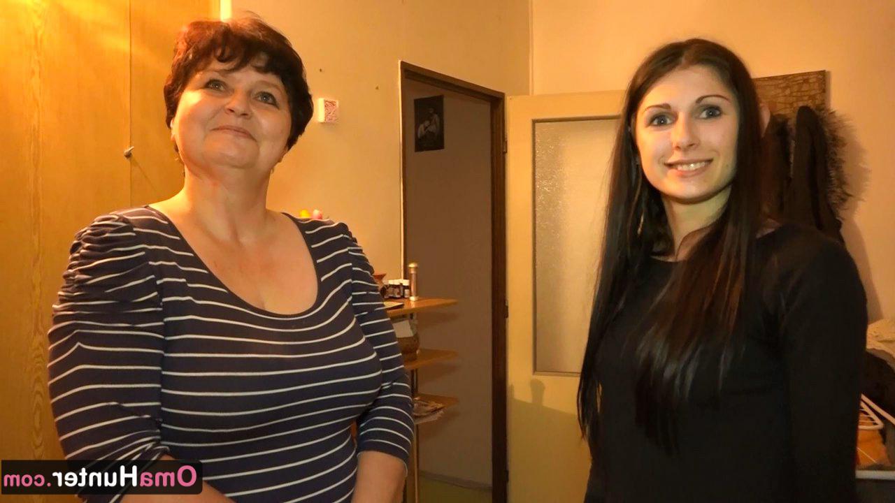 16P Jovem morena faz sexo lésbico com a gorda e madura Brigita