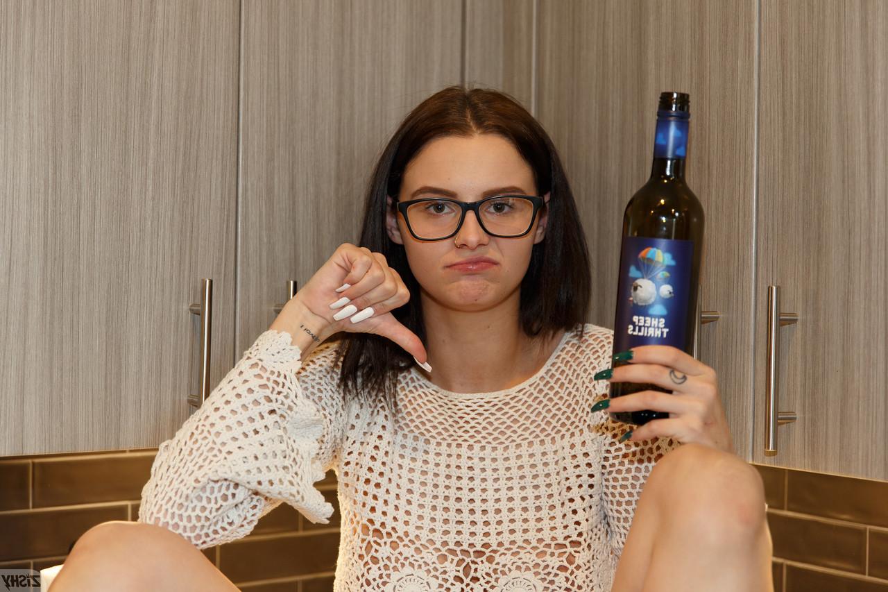 13P A gata amadora magra Stella Barry tira e aperta seus grandes seios naturais