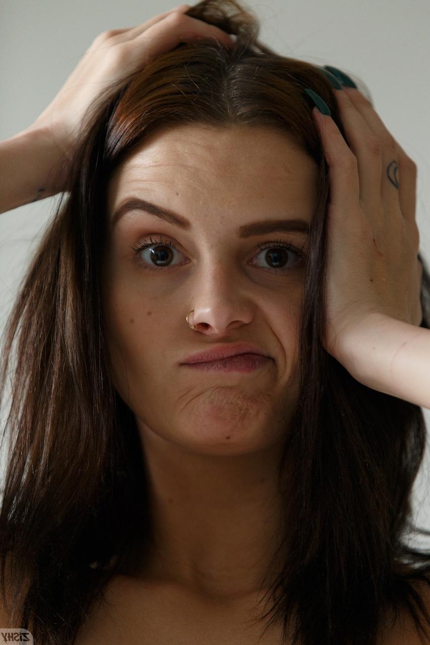 13P A gata amadora magra Stella Barry tira e aperta seus grandes seios naturais