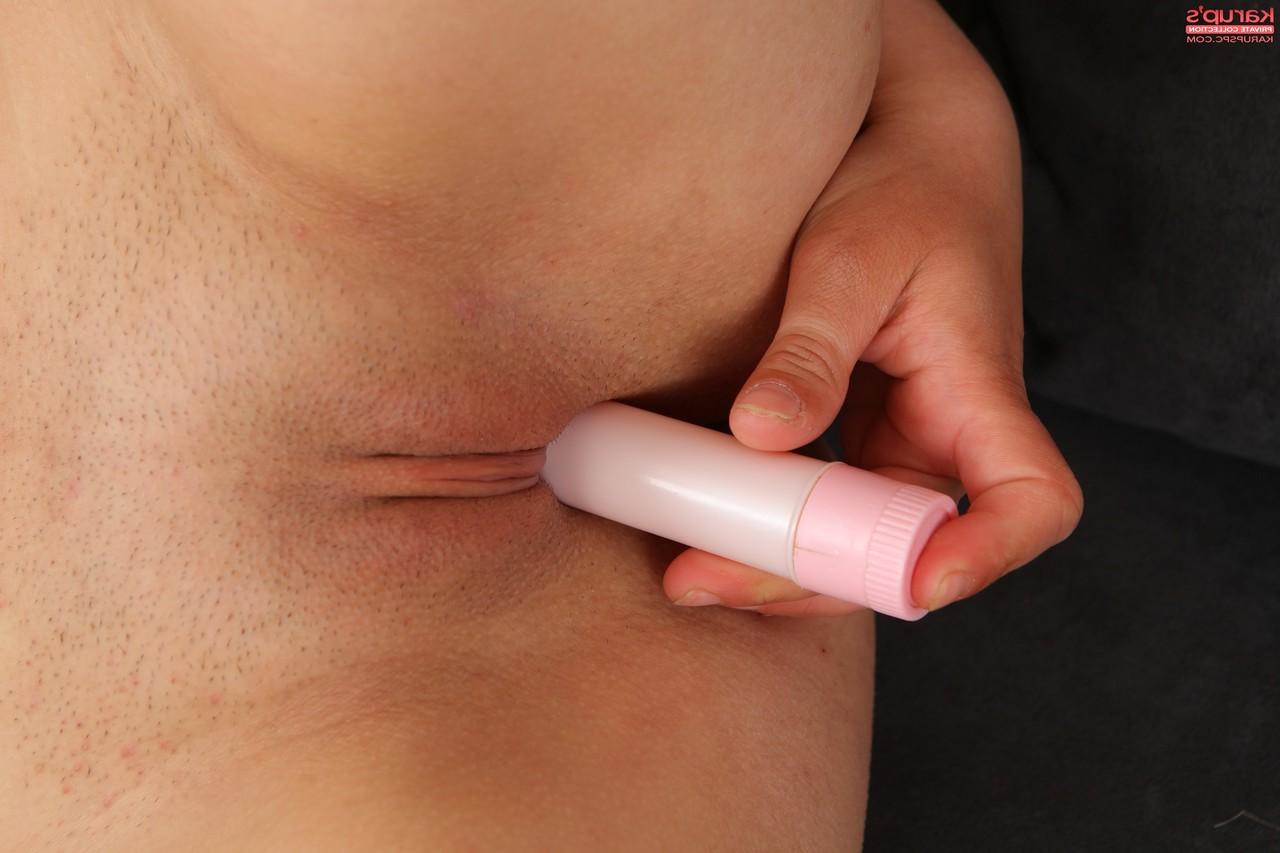 18P A garota excitada Petty Cat fica com os saltos rosa antes de se masturbar