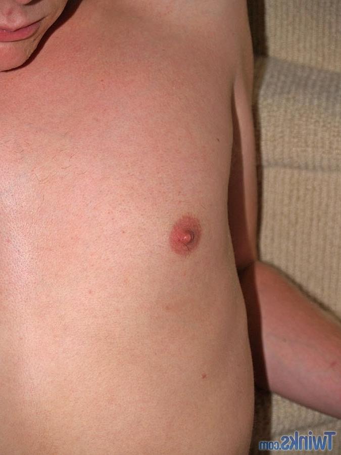 20P Der gut bestückte Schnuckel zieht sich nackt aus und wichst seinen unbeschnittenen Schwanz, bis er ejakuliert