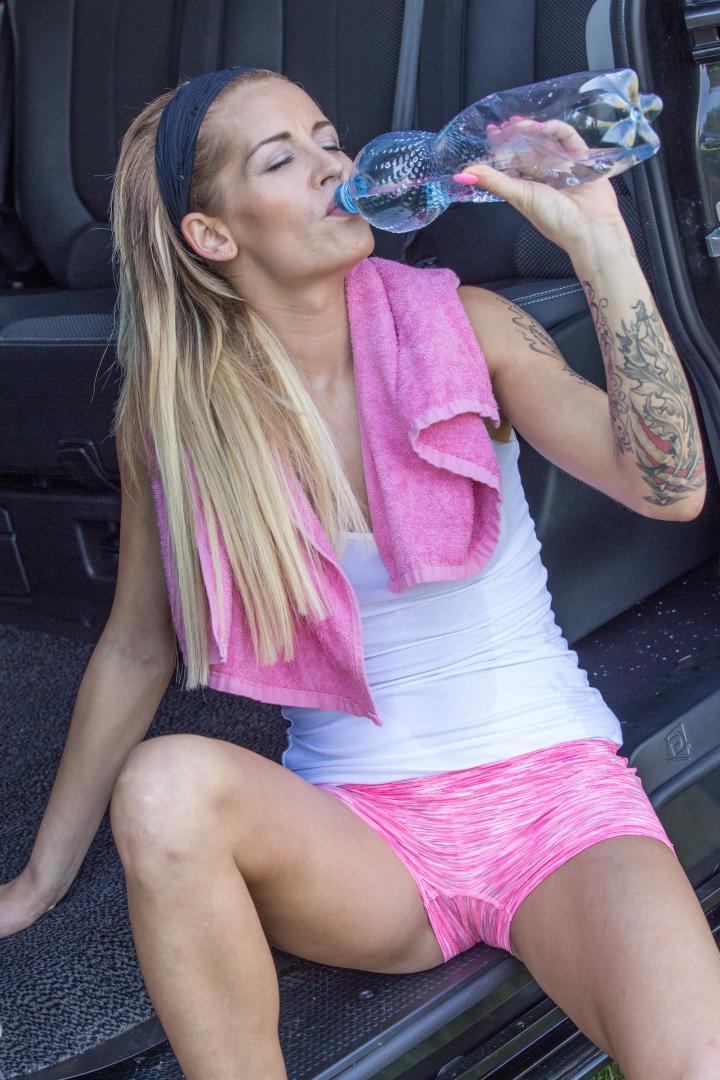 17P Die tschechischen Mädchen Keira und Adel Sunshine haben nach dem Joggen Lesbensex