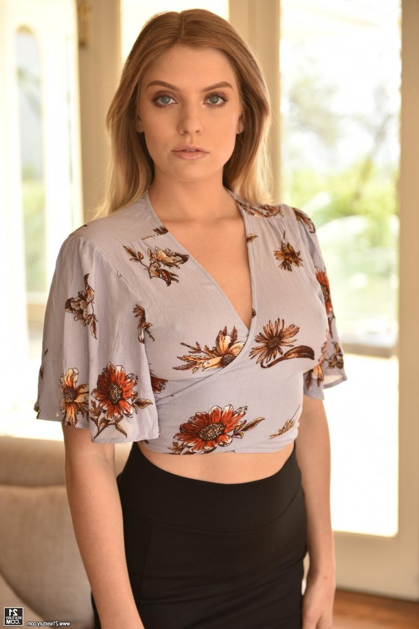 17P Giselle Palmer, naturellement plantureuse, suce et se penche pour une grosse bite.
